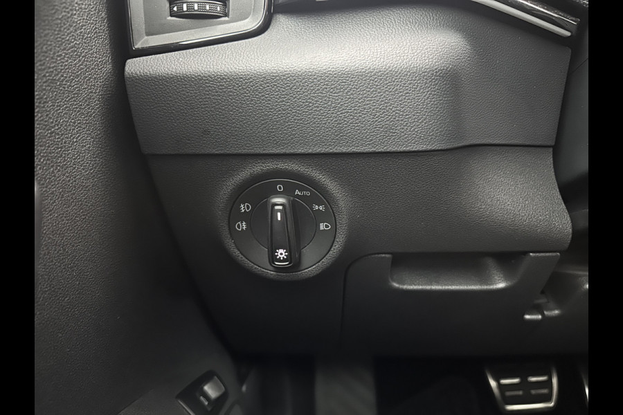 Škoda Karoq 1.5 TSI ACT Sportline Business (INCL-BTW) Aut. *PANO | DIGI-COCKPIT | FULL-LED | ADAPTIVE-CRUISE | CANTON-AUDIO | BLINDSPOT | HEATED-SPORTSEATS | CAMERA | AMBIENTLIGHT | NAVI-FULLMAP | KEYLESS | DAB+ | TOWBAR | PRIVACYGLAS