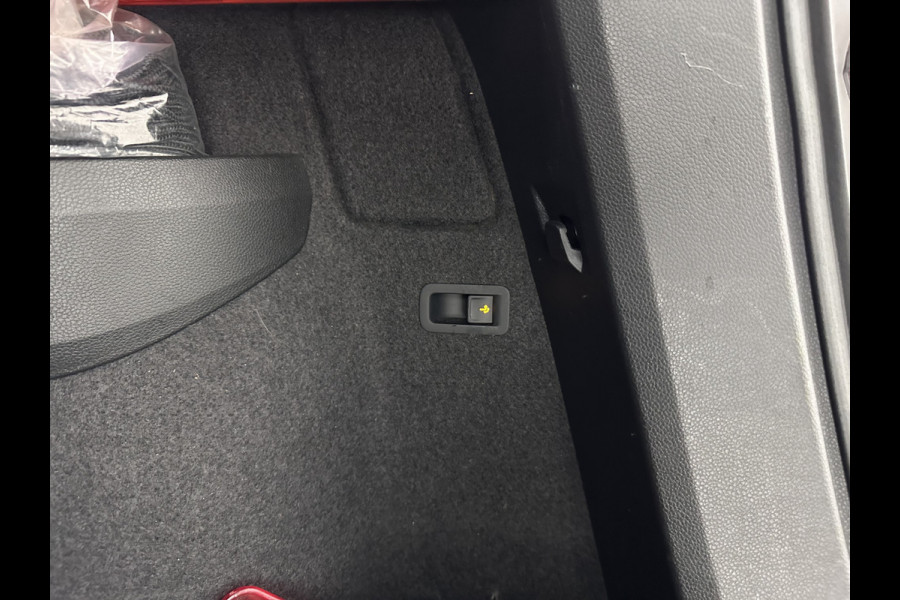 Škoda Karoq 1.5 TSI ACT Sportline Business (INCL-BTW) Aut. *PANO | DIGI-COCKPIT | FULL-LED | ADAPTIVE-CRUISE | CANTON-AUDIO | BLINDSPOT | HEATED-SPORTSEATS | CAMERA | AMBIENTLIGHT | NAVI-FULLMAP | KEYLESS | DAB+ | TOWBAR | PRIVACYGLAS