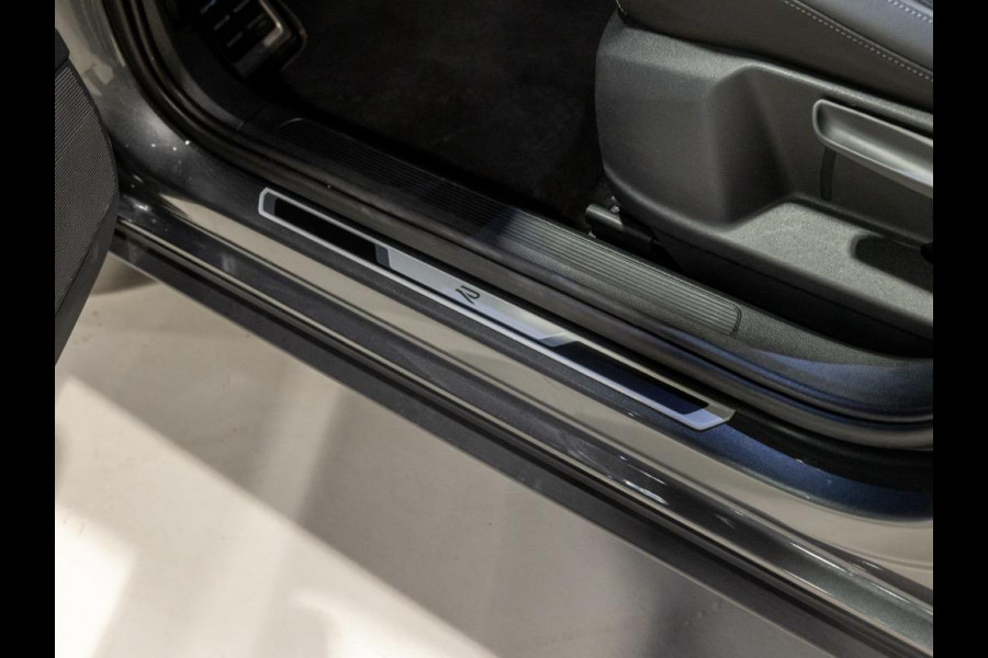 Volkswagen T-Roc 1.5 TSI R-Line Edition / 150pk / Stoel en stuur verwarming / Achteruitrij camera / Keyless /