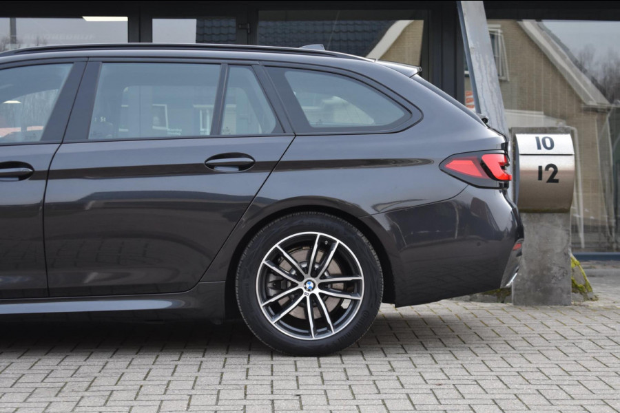 BMW 5 Serie Touring 520i M-Sport | LASERLIGHT | NAP | DEALER ONDERHOUDEN | APPLE CARPLAY | ANDRIOD AUTO | SFEERVERLICHTING