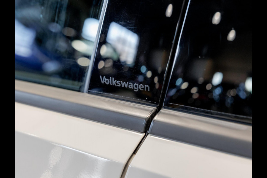 Volkswagen T-Roc 1.5 TSI R-Line Blackstyle / 150pk / Stoel en stuur verwarming / Achteruitrij camera / Keyless /