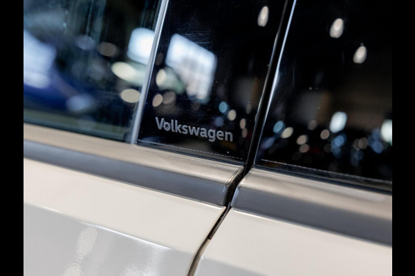 Volkswagen T-Roc 1.5 TSI R-Line Blackstyle / 150pk / Stoel en stuur verwarming / Achteruitrij camera / Keyless /