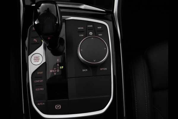 BMW 3-serie 318d Sport Line | Stoelverwarming | Sportstoelen | Carplay | Live Cockpit | Half leder | Navigatie | Full LED | Parkeerhulp | Cruise control