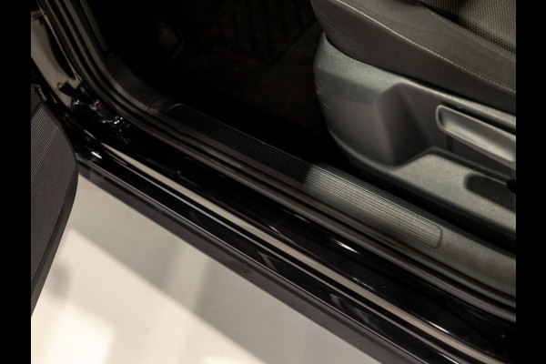 Volkswagen T-Roc 1.0 TSI Life / 110pk / Trekhaak / Achteruitrij camera / Stoelverwarming /