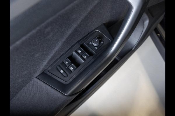 Volkswagen T-Roc 1.0 TSI Life / 110pk / Trekhaak / Achteruitrij camera / Stoelverwarming /