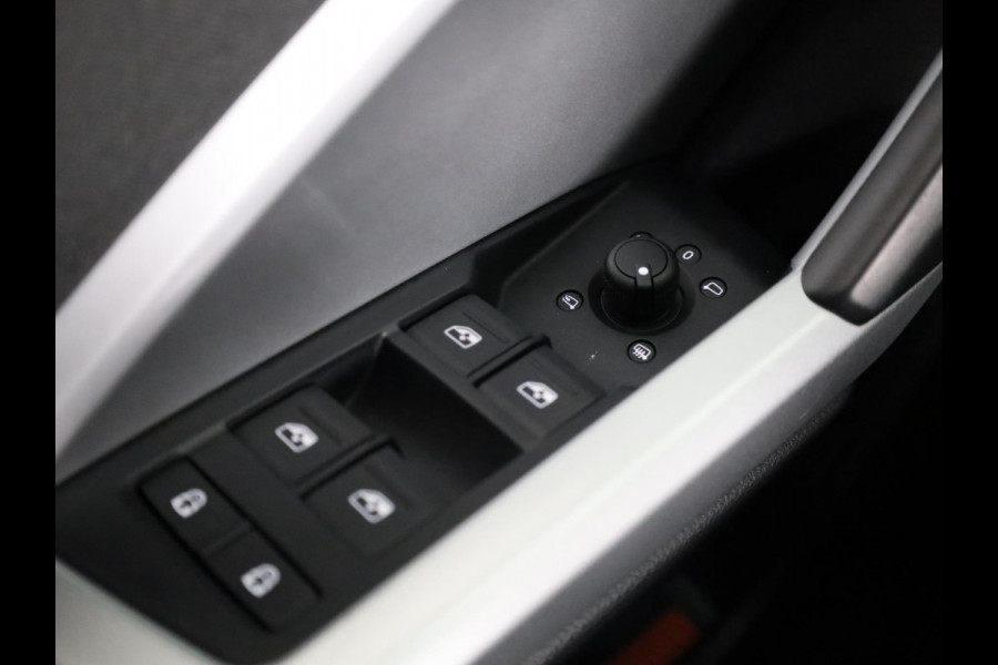 Audi Q3 45 TFSI e Advanced edition 245pk | Navigatie | Sportstoelen | 19 inch lichtmetalen velgen | Stoelverwarming | Adaptieve cruise controle