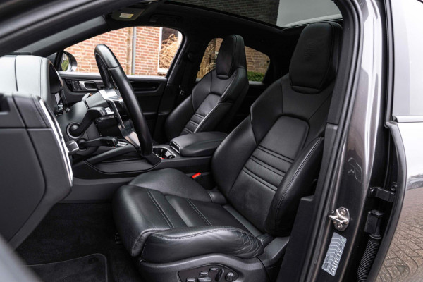 Porsche Cayenne Coupé 3.0 E-Hybrid Platinum Edition Sport Design Luchtvering Pano Soft Black Optic Close 22''