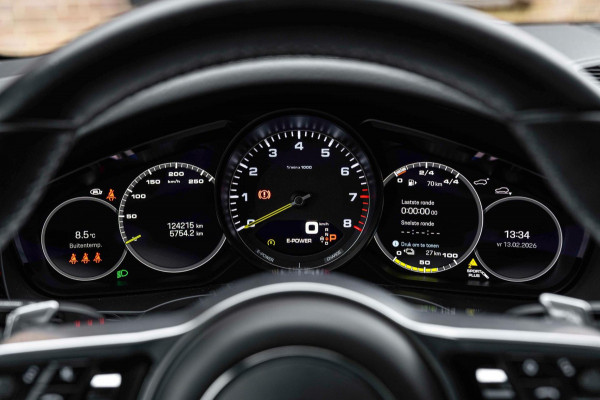 Porsche Cayenne Coupé 3.0 E-Hybrid Platinum Edition Sport Design Luchtvering Pano Soft Black Optic Close 22''