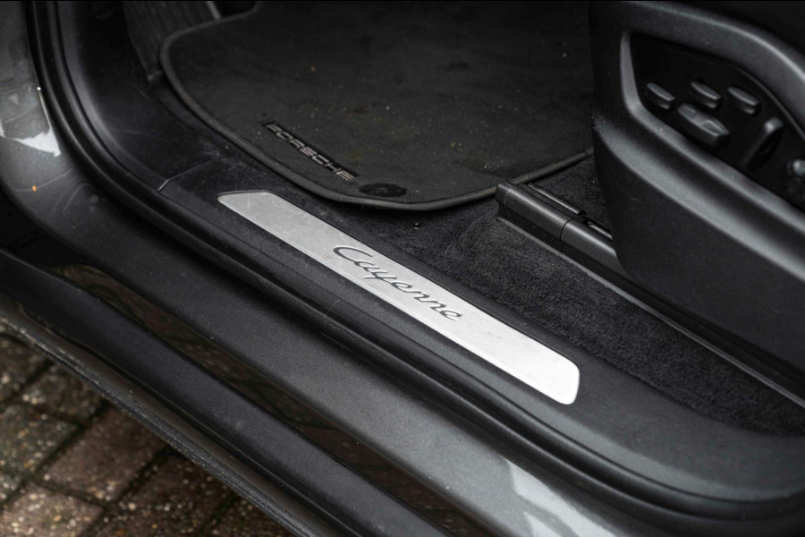 Porsche Cayenne Coupé 3.0 E-Hybrid Platinum Edition Sport Design Luchtvering Pano Soft Black Optic Close 22''