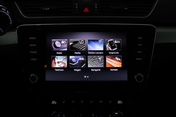 Škoda Superb Combi 1.5 TSI ACT Ambition Business (PANORAMADAK, TREKHAAK, STOELVERWARMING, CARPLAY, PDC)