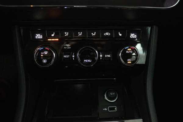 Škoda Superb Combi 1.5 TSI ACT Ambition Business (PANORAMADAK, TREKHAAK, STOELVERWARMING, CARPLAY, PDC)