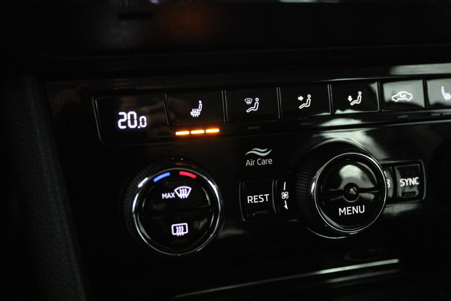 Škoda Superb Combi 1.5 TSI ACT Ambition Business (PANORAMADAK, TREKHAAK, STOELVERWARMING, CARPLAY, PDC)