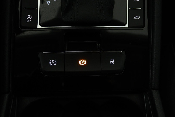 Škoda Superb Combi 1.5 TSI ACT Ambition Business (PANORAMADAK, TREKHAAK, STOELVERWARMING, CARPLAY, PDC)