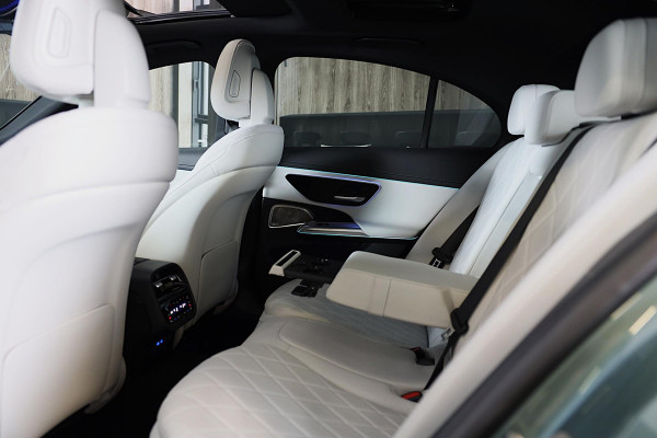 Mercedes-Benz E-Klasse 300 e AMG 53 Look / HYPERSCREEN / Massage / Burmester 4D / Head Up / 360 Camera / Acc / Open Pano / 20 Inch
