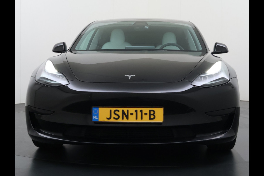 Tesla Model 3 RWD SR plus 325PK LFP Accu Ivory AutoPilot Leder Pano-dak FSD-vb. Adaptive-Cruise Camera's Elektr.-Stuur+Stoelen+Spiegels+Geheug Priv.Glasss Navi LED DAB Voorverwarmen Keyless One-Pedal-Drive Lmv 18" SOH 89% 1e Eigenaar Origineel Nederlandse Auto Fabrieks Garantie op Accu en Motor tot 23-08-2031 / 160.000km