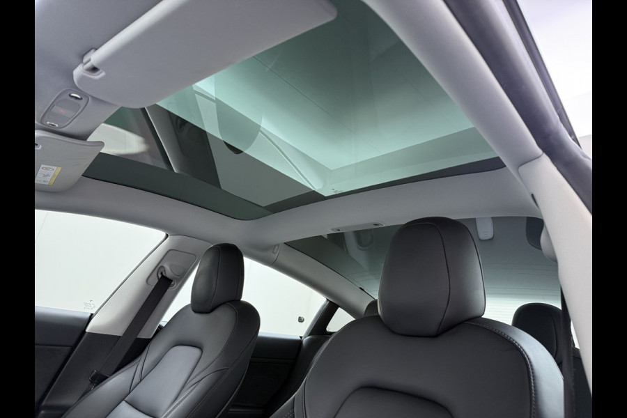 Tesla Model 3 RWD SR+ NW Model 60kWh LFP 283PK Warmtepomp Elektr.A-klep Sentry Mode Stoel+Bankverwarmd FSD 18" Premium Luidspr. AutoPilot Leer Navi LED Comfortstoelen ACC DAB Keyless en Voorverwarmen interieur via App One-Pedal-Drive Origineel Nederlandse auto Garantie Accu/Motor tot 14-06-2029 max 160.000km