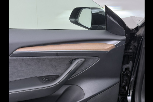 Tesla Model 3 RWD SR+ NW Model 60kWh LFP 283PK Warmtepomp Elektr.A-klep Sentry Mode Stoel+Bankverwarmd FSD 18" Premium Luidspr. AutoPilot Leer Navi LED Comfortstoelen ACC DAB Keyless en Voorverwarmen interieur via App One-Pedal-Drive Origineel Nederlandse auto Garantie Accu/Motor tot 14-06-2029 max 160.000km