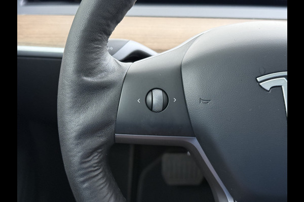 Tesla Model 3 RWD SR+ NW Model 60kWh LFP 283PK Warmtepomp Elektr.A-klep Sentry Mode Stoel+Bankverwarmd FSD 18" Premium Luidspr. AutoPilot Leer Navi LED Comfortstoelen ACC DAB Keyless en Voorverwarmen interieur via App One-Pedal-Drive Origineel Nederlandse auto Garantie Accu/Motor tot 14-06-2029 max 160.000km