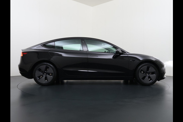 Tesla Model 3 RWD SR+ NW Model 60kWh LFP 283PK Warmtepomp Elektr.A-klep Sentry Mode Stoel+Bankverwarmd FSD 18" Premium Luidspr. AutoPilot Leer Navi LED Comfortstoelen ACC DAB Keyless en Voorverwarmen interieur via App One-Pedal-Drive Origineel Nederlandse auto Garantie Accu/Motor tot 14-06-2029 max 160.000km