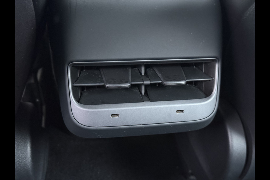 Tesla Model 3 RWD SR+ NW Model 60kWh LFP 283PK Warmtepomp Elektr.A-klep Sentry Mode Stoel+Bankverwarmd FSD 18" Premium Luidspr. AutoPilot Leer Navi LED Comfortstoelen ACC DAB Keyless en Voorverwarmen interieur via App One-Pedal-Drive Origineel Nederlandse auto Garantie Accu/Motor tot 14-06-2029 max 160.000km