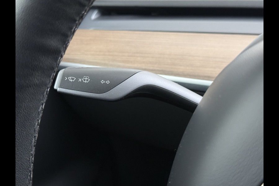 Tesla Model 3 RWD SR+ NW Model 60kWh LFP 283PK Warmtepomp Elektr.A-klep Sentry Mode Stoel+Bankverwarmd FSD 18" Premium Luidspr. AutoPilot Leer Navi LED Comfortstoelen ACC DAB Keyless en Voorverwarmen interieur via App One-Pedal-Drive Origineel Nederlandse auto Garantie Accu/Motor tot 14-06-2029 max 160.000km