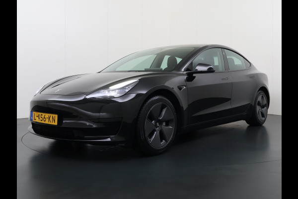 Tesla Model 3 RWD SR+ NW Model 60kWh LFP 283PK Warmtepomp Elektr.A-klep Sentry Mode Stoel+Bankverwarmd FSD 18" Premium Luidspr. AutoPilot Leer Navi LED Comfortstoelen ACC DAB Keyless en Voorverwarmen interieur via App One-Pedal-Drive Origineel Nederlandse auto Garantie Accu/Motor tot 14-06-2029 max 160.000km