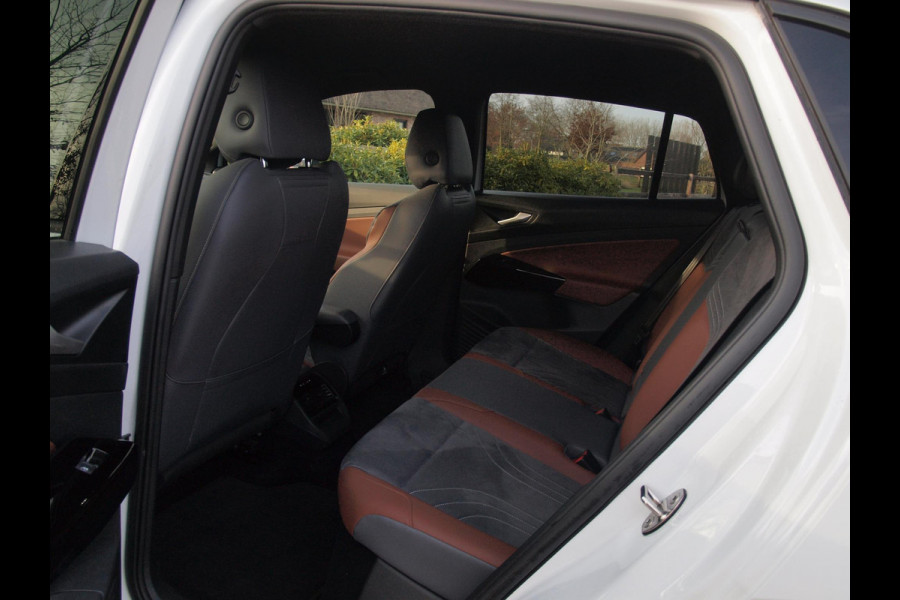 Volkswagen ID.4 First 77 kWh | SOH 90 % | Camera | Trekhaak | Sfeerverlichting | Apple Carplay |