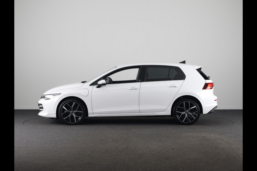 Volkswagen Golf 1.5 eHybrid 50 Edition 204 PK | Automaat (DSG) | Navigatie | Camera | 18 Inch | Verlengde garantie