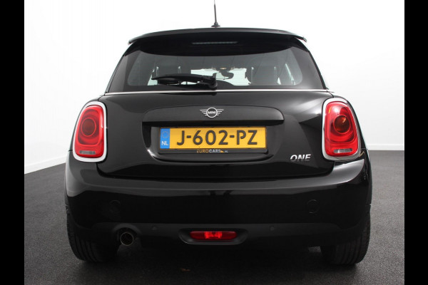 MINI Mini 1.5 One Automaat Blackyard | Parkeer sensoren | Airco | Verwarmbare voorstoelen | Lichtmetalen velgen 16" black
