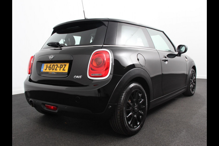 MINI Mini 1.5 One Automaat Blackyard | Parkeer sensoren | Airco | Verwarmbare voorstoelen | Lichtmetalen velgen 16" black