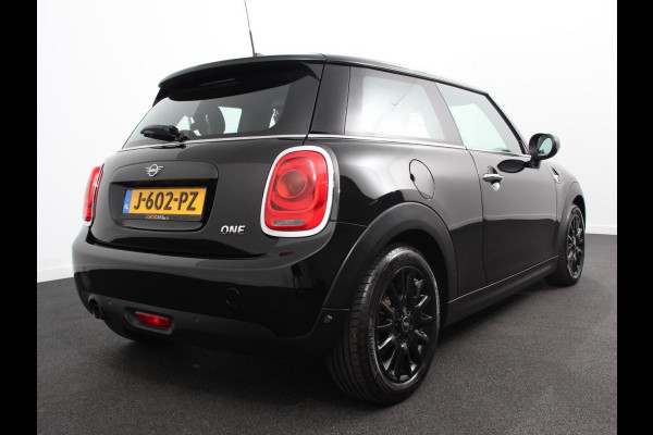 MINI Mini 1.5 One Automaat Blackyard | Parkeer sensoren | Airco | Verwarmbare voorstoelen | Lichtmetalen velgen 16" black