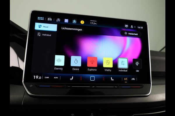 Volkswagen Golf variant Life Business 1.5 TSI 85 kW / 116 pk Variant 6 ver Navigatie | Extra getint glas | Verlengde garantie