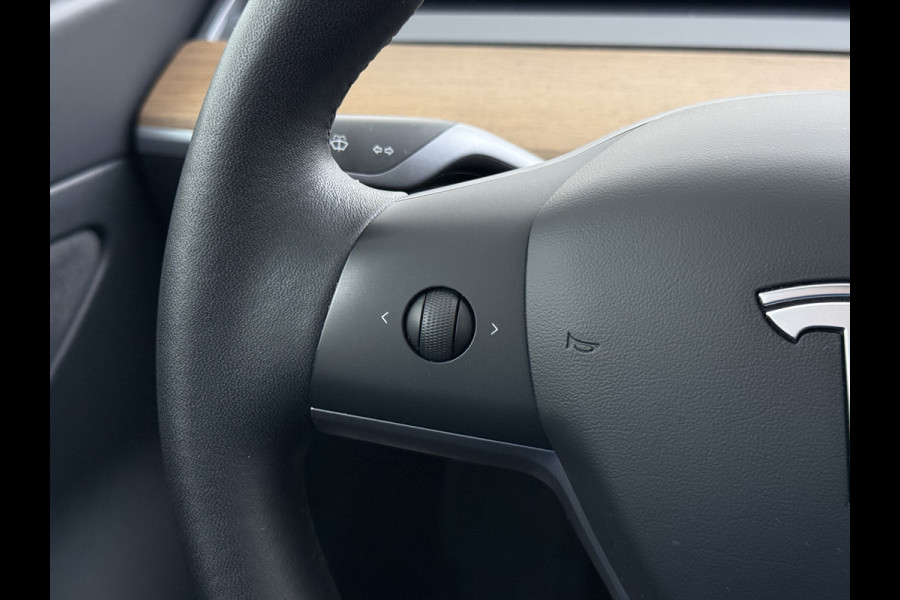 Tesla Model 3 RWD SR plus LFP Accu AutoPilot Leder Panoramadak Adaptive-Cruise Camera's Elektr.-Stuur+Stoelen+Spiegels+Geheugen+Easy-Entry+Ver Navi LED DAB Voorverwarmen Keyless One-Pedal-Drive Lmv 18" SOH 90% 1e Eigenaar Origineel Nederlandse Auto