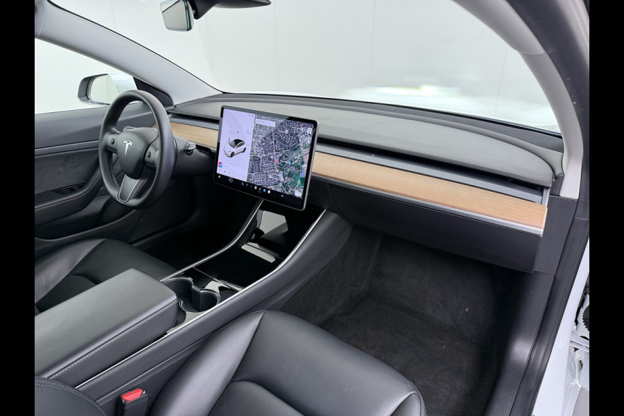Tesla Model 3 RWD SR plus LFP Accu AutoPilot Leder Panoramadak Adaptive-Cruise Camera's Elektr.-Stuur+Stoelen+Spiegels+Geheugen+Easy-Entry+Ver Navi LED DAB Voorverwarmen Keyless One-Pedal-Drive Lmv 18" SOH 90% 1e Eigenaar Origineel Nederlandse Auto