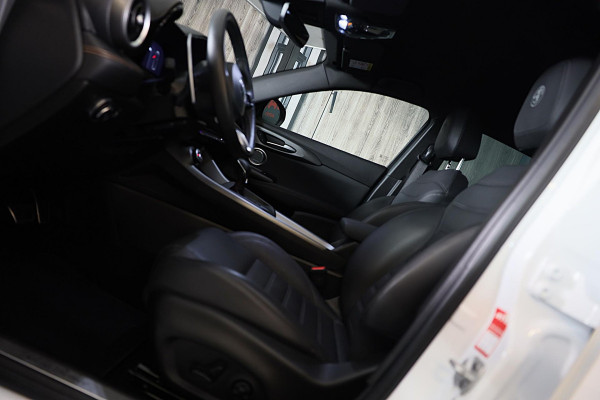 Alfa Romeo Tonale 1.5T Hybrid Veloce / 160 PK / Acc / Leder / Navi / 360 Camera / HK / Sfeerverlichting / Dode Hoek / Lane Assist