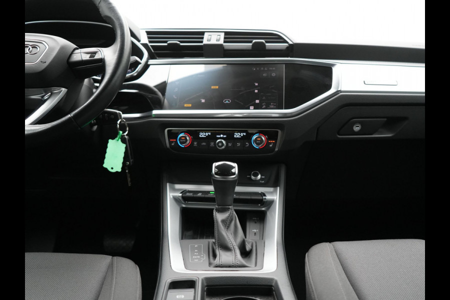 Audi Q3 45 TFSI e edition Plug In Hybrid 245pk Dealer O.H. PHEV | Trekhaak Af Fabriek | Adaptive Cruise | Camera | Voorstoelen Verwarmd | Blis | Apple Carplay | Virtual | Navigatie | DAB |