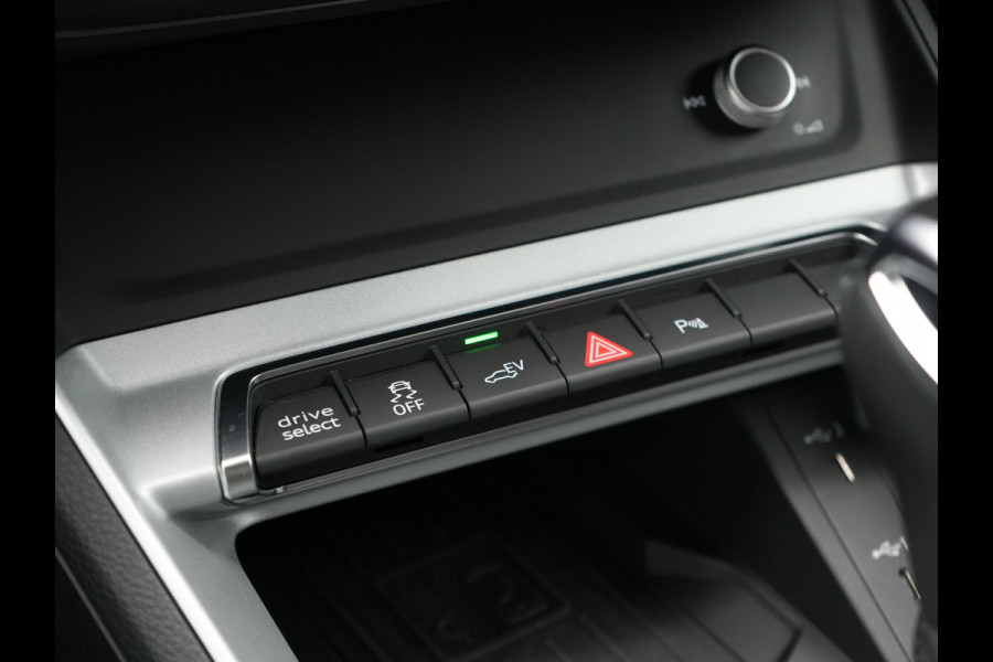 Audi Q3 45 TFSI e edition Plug In Hybrid 245pk Dealer O.H. PHEV | Trekhaak Af Fabriek | Adaptive Cruise | Camera | Voorstoelen Verwarmd | Blis | Apple Carplay | Virtual | Navigatie | DAB |