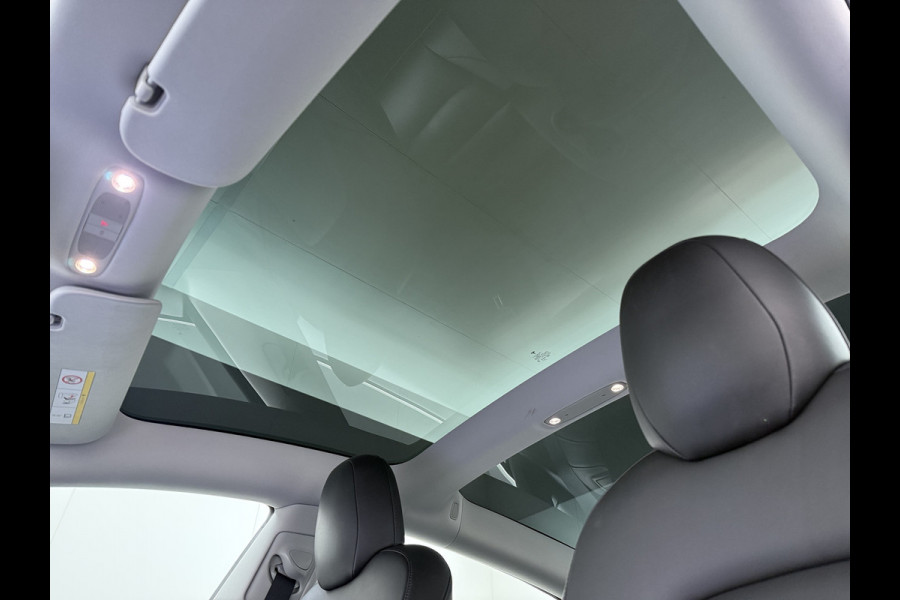 Tesla Model 3 RWD SR plus LFP Accu Trekhaak AutoPilot Leder Panoramadak Adaptive-Cruise Camera's Elektr.-Stuur+Stoelen+Spiegels+Geheugen+Easy- Navi LED DAB Voorverwarmen Keyless One-Pedal-Drive Lmv 18" SOH 92% 1e Eigenaar Origineel Nederlandse Auto 1.000kg Trekvermogen