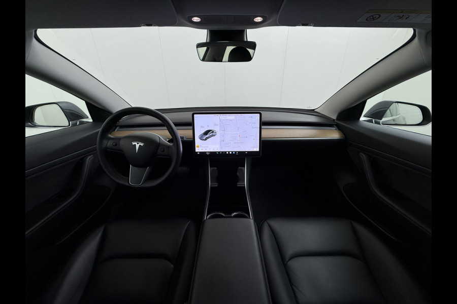 Tesla Model 3 RWD SR plus LFP Accu Trekhaak AutoPilot Leder Panoramadak Adaptive-Cruise Camera's Elektr.-Stuur+Stoelen+Spiegels+Geheugen+Easy- Navi LED DAB Voorverwarmen Keyless One-Pedal-Drive Lmv 18" SOH 92% 1e Eigenaar Origineel Nederlandse Auto 1.000kg Trekvermogen