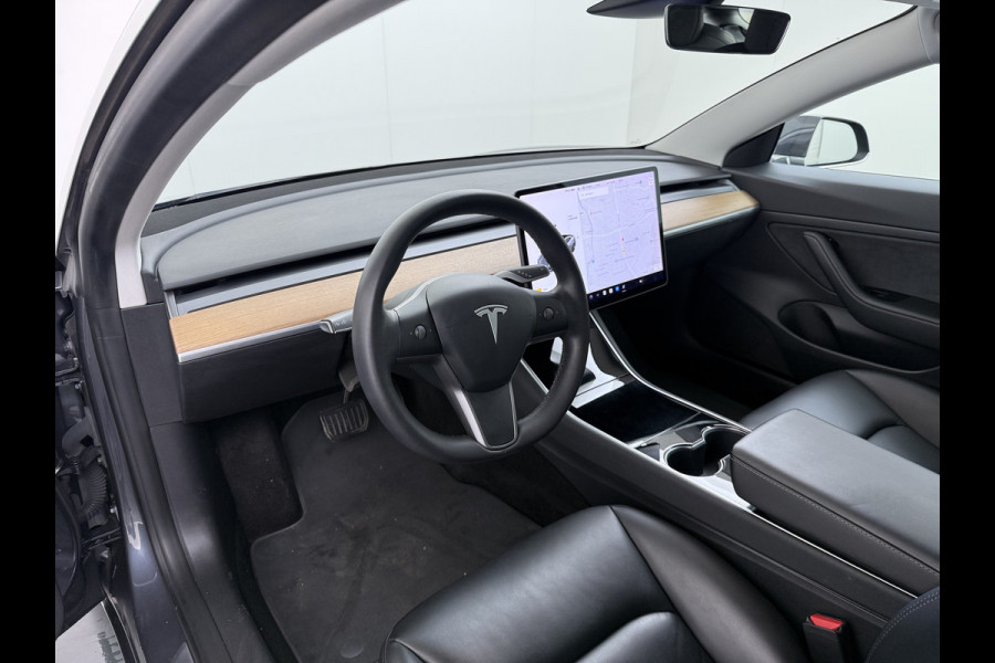 Tesla Model 3 RWD SR plus LFP Accu Trekhaak AutoPilot Leder Panoramadak Adaptive-Cruise Camera's Elektr.-Stuur+Stoelen+Spiegels+Geheugen+Easy- Navi LED DAB Voorverwarmen Keyless One-Pedal-Drive Lmv 18" SOH 92% 1e Eigenaar Origineel Nederlandse Auto 1.000kg Trekvermogen