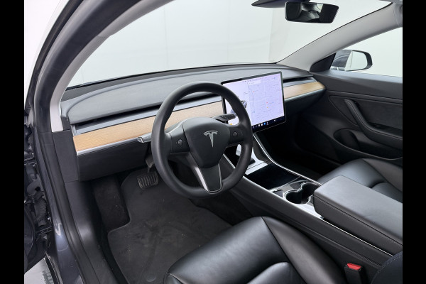 Tesla Model 3 RWD SR plus LFP Accu Trekhaak AutoPilot Leder Panoramadak Adaptive-Cruise Camera's Elektr.-Stuur+Stoelen+Spiegels+Geheugen+Easy- Navi LED DAB Voorverwarmen Keyless One-Pedal-Drive Lmv 18" SOH 92% 1e Eigenaar Origineel Nederlandse Auto 1.000kg Trekvermogen