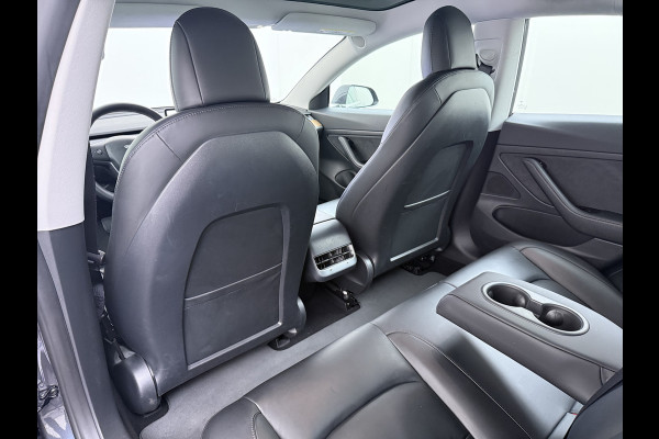 Tesla Model 3 RWD SR plus LFP Accu Trekhaak AutoPilot Leder Panoramadak Adaptive-Cruise Camera's Elektr.-Stuur+Stoelen+Spiegels+Geheugen+Easy- Navi LED DAB Voorverwarmen Keyless One-Pedal-Drive Lmv 18" SOH 92% 1e Eigenaar Origineel Nederlandse Auto 1.000kg Trekvermogen