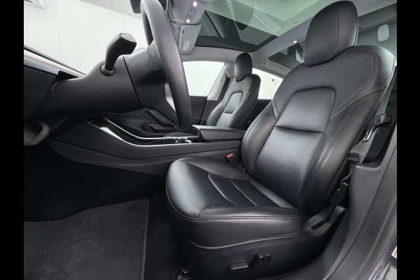 Tesla Model 3 RWD SR plus LFP Accu Trekhaak AutoPilot Leder Panoramadak Adaptive-Cruise Camera's Elektr.-Stuur+Stoelen+Spiegels+Geheugen+Easy- Navi LED DAB Voorverwarmen Keyless One-Pedal-Drive Lmv 18" SOH 92% 1e Eigenaar Origineel Nederlandse Auto 1.000kg Trekvermogen