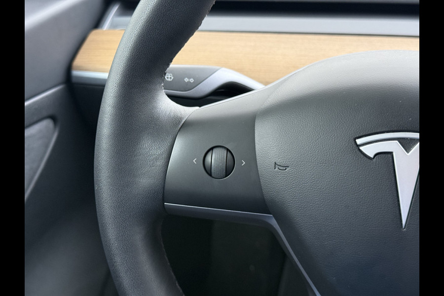 Tesla Model 3 RWD SR plus LFP Accu Trekhaak AutoPilot Leder Panoramadak Adaptive-Cruise Camera's Elektr.-Stuur+Stoelen+Spiegels+Geheugen+Easy- Navi LED DAB Voorverwarmen Keyless One-Pedal-Drive Lmv 18" SOH 92% 1e Eigenaar Origineel Nederlandse Auto 1.000kg Trekvermogen