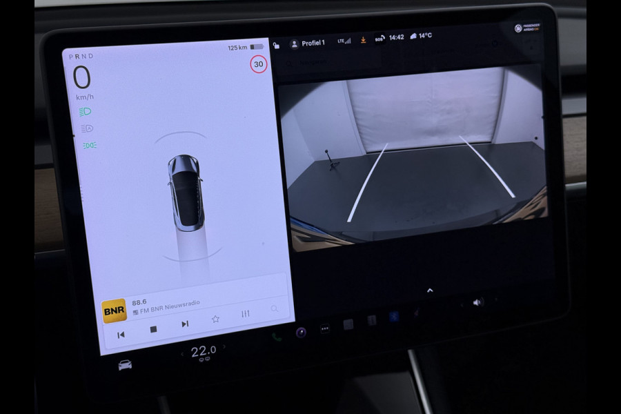 Tesla Model 3 RWD SR plus LFP Accu Trekhaak AutoPilot Leder Panoramadak Adaptive-Cruise Camera's Elektr.-Stuur+Stoelen+Spiegels+Geheugen+Easy- Navi LED DAB Voorverwarmen Keyless One-Pedal-Drive Lmv 18" SOH 92% 1e Eigenaar Origineel Nederlandse Auto 1.000kg Trekvermogen