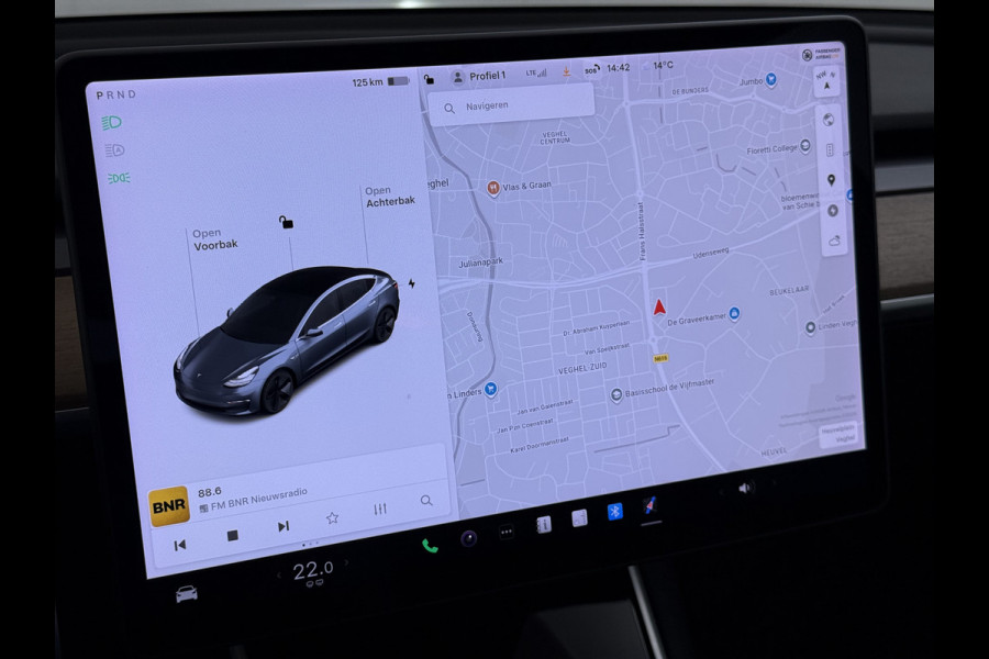 Tesla Model 3 RWD SR plus LFP Accu Trekhaak AutoPilot Leder Panoramadak Adaptive-Cruise Camera's Elektr.-Stuur+Stoelen+Spiegels+Geheugen+Easy- Navi LED DAB Voorverwarmen Keyless One-Pedal-Drive Lmv 18" SOH 92% 1e Eigenaar Origineel Nederlandse Auto 1.000kg Trekvermogen