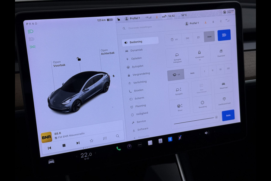 Tesla Model 3 RWD SR plus LFP Accu Trekhaak AutoPilot Leder Panoramadak Adaptive-Cruise Camera's Elektr.-Stuur+Stoelen+Spiegels+Geheugen+Easy- Navi LED DAB Voorverwarmen Keyless One-Pedal-Drive Lmv 18" SOH 92% 1e Eigenaar Origineel Nederlandse Auto 1.000kg Trekvermogen