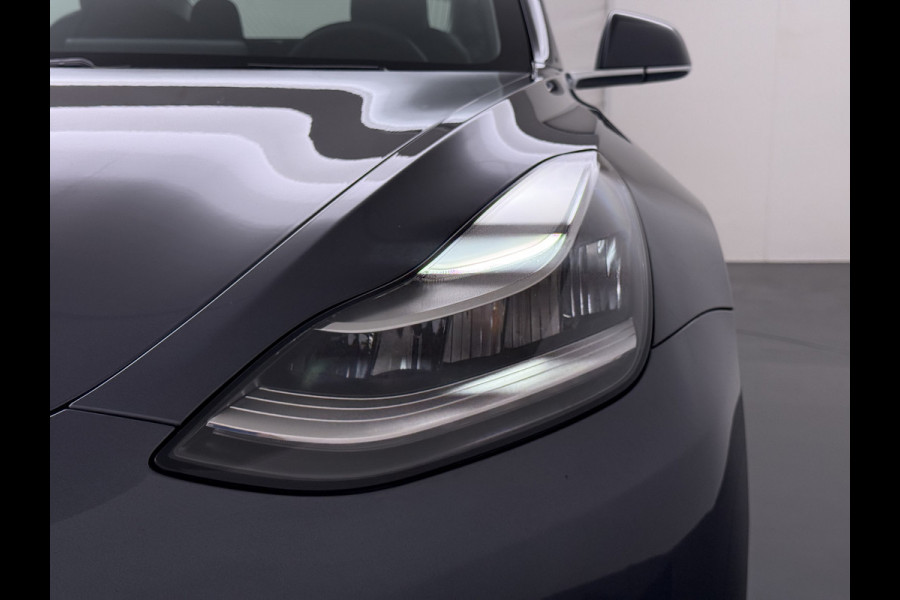 Tesla Model 3 RWD SR plus LFP Accu Trekhaak AutoPilot Leder Panoramadak Adaptive-Cruise Camera's Elektr.-Stuur+Stoelen+Spiegels+Geheugen+Easy- Navi LED DAB Voorverwarmen Keyless One-Pedal-Drive Lmv 18" SOH 92% 1e Eigenaar Origineel Nederlandse Auto 1.000kg Trekvermogen