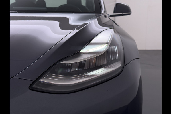 Tesla Model 3 RWD SR plus LFP Accu Trekhaak AutoPilot Leder Panoramadak Adaptive-Cruise Camera's Elektr.-Stuur+Stoelen+Spiegels+Geheugen+Easy- Navi LED DAB Voorverwarmen Keyless One-Pedal-Drive Lmv 18" SOH 92% 1e Eigenaar Origineel Nederlandse Auto 1.000kg Trekvermogen