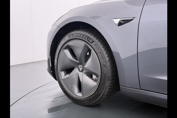 Tesla Model 3 RWD SR plus LFP Accu Trekhaak AutoPilot Leder Panoramadak Adaptive-Cruise Camera's Elektr.-Stuur+Stoelen+Spiegels+Geheugen+Easy- Navi LED DAB Voorverwarmen Keyless One-Pedal-Drive Lmv 18" SOH 92% 1e Eigenaar Origineel Nederlandse Auto 1.000kg Trekvermogen